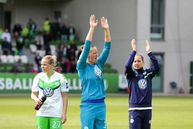 Fußball, Allianz Frauen Bundesliga, VfL Wolfsburg - 1 . FC Köln; vl Isabel Kerschowski (Wolfsburg, 27), Almuth Schult (Wolfsburg, 1), Babett Peter (Wolfsburg, 8) bedankt sich bei Fans, Dank, bedanken, feiern. xtgx