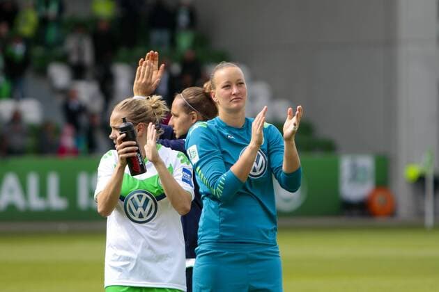 Fußball, Allianz Frauen Bundesliga, VfL Wolfsburg - 1 . FC Köln; vl Isabel Kerschowski (Wolfsburg, 27), Almuth Schult (Wolfsburg, 1) bedankt sich bei Fans, Dank, bedanken, feiern. xtgx