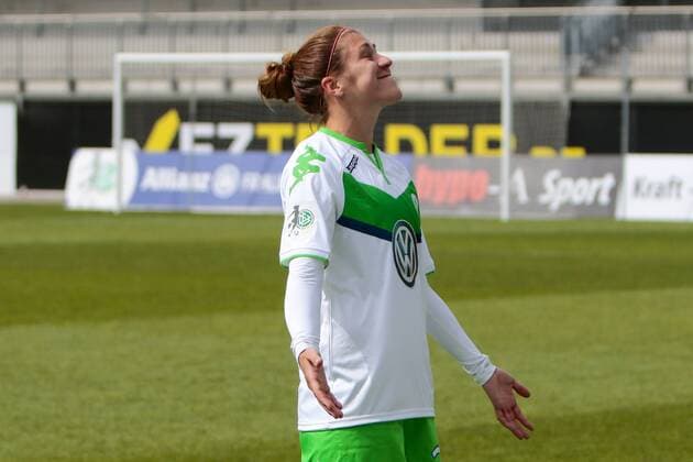 Fußball, Allianz Frauen Bundesliga, VfL Wolfsburg - 1 . FC Köln; Luisa Wensing (Wolfsburg, 2) bedankt sich bei Fans, Dank, bedanken, feiern. xtgx