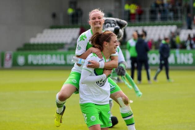 Fußball, Allianz Frauen Bundesliga, VfL Wolfsburg - 1 . FC Köln; Alexandra Popp (Alex Popp, Wolfsburg, 11) und Luisa Wensing (Wolfsburg, 2) Jubel nach dem Abpfiff, Jubel nach Spielende, Freude, Emotion. xtgx