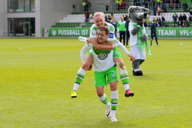 Fußball, Allianz Frauen Bundesliga, VfL Wolfsburg - 1 . FC Köln; Alexandra Popp (Alex Popp, Wolfsburg, 11) und Luisa Wensing (Wolfsburg, 2) Jubel nach dem Abpfiff, Jubel nach Spielende, Freude, Emotion. xtgx