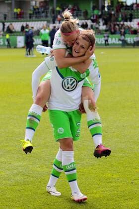 Fußball, Allianz Frauen Bundesliga, VfL Wolfsburg - 1 . FC Köln; Alexandra Popp (Alex Popp, Wolfsburg, 11) und Luisa Wensing (Wolfsburg, 2) Jubel nach dem Abpfiff, Jubel nach Spielende, Freude, Emotion. xtgx