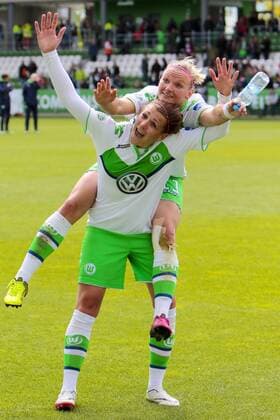 Fußball, Allianz Frauen Bundesliga, VfL Wolfsburg - 1 . FC Köln; Alexandra Popp (Alex Popp, Wolfsburg, 11) und Luisa Wensing (Wolfsburg, 2) Jubel nach dem Abpfiff, Jubel nach Spielende, Freude, Emotion. xtgx