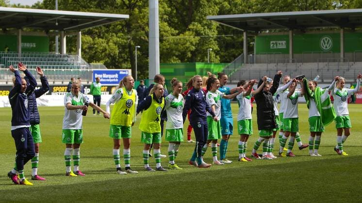 Fußball, Allianz Frauen Bundesliga, VfL Wolfsburg - 1 . FC Köln; Wolfsburg Jubel nach dem Abpfiff, Jubel nach Spielende, Freude, Emotion. xtgx