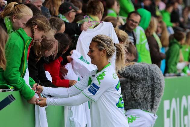 Fußball, Allianz Frauen Bundesliga, VfL Wolfsburg - 1 . FC Köln; Lena Goeßling (Goessling, Wolfsburg, 28) bedankt sich bei Fans, Dank, bedanken, feiern schreibt Autogramme. xtgx