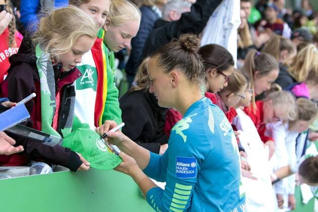 Fußball, Allianz Frauen Bundesliga, VfL Wolfsburg - 1 . FC Köln; Almuth Schult (Wolfsburg, 1) schreibt Autogramme, bedankt sich bei Fans, Dank, bedanken, feiern. xtgx