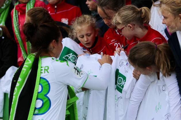 Fußball, Allianz Frauen Bundesliga, VfL Wolfsburg - 1 . FC Köln; Vanessa Bernauer (Wolfsburg, 18) schreibt Autogramme AOK bedankt sich bei Fans, Dank, bedanken, feiern. xtgx
