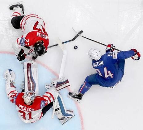 Bilder des Tages - Sport ST. PETERSBURG, RUSSIA. MAY 16, 2016. France s Tim Bozon (R), Canada s Ryan Murray and Canada s goalie Calvin Pickard (top-bottom) in action in their 2016 IIHF World Championship WM Weltmeisterschaft Preliminary Round Group B Ice hockey Eishockey match at Yubileyny Sports Palace. The Canadian Team won the game 4:0. Alexander Demianchuk TASS  TS0233F6