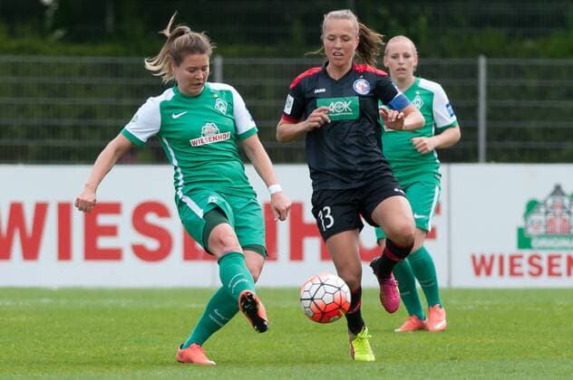 v.li.: Lisa-Marie Scholz (SV Werder Bremen, 7) im Zweikampf mit Lia Wälti (Walti, Waelti, 1. FFC Turbine Potsdam, 13), Fussball, Allianz Frauen-Bundesliga, SV Werder Bremen - 1. FFC Turbine Potsdam, xobx