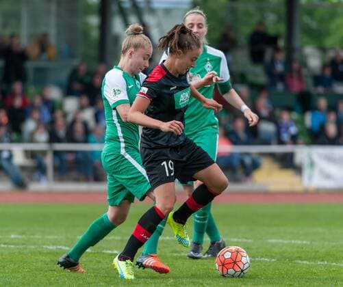 v.li.: Michelle Ulbrich (SV Werder Bremen, 5) im Zweikampf mit Felicitas Rauch (1. FFC Turbine Potsdam, 19), Fussball, Allianz Frauen-Bundesliga, SV Werder Bremen - 1. FFC Turbine Potsdam, xobx