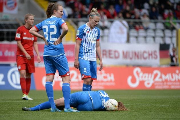 v.li.: Tamar Dongus (Hoffenheim, 32) Kristin Demann (Hoffenheim, 4) Fabienne Dongus (Hoffenheim, 33) am Boden mit Schmerzen nach einem Foul, racked with pain, Fussball, Allianz Frauen-Bundesliga, FC Bayern München - TSG 1899 Hoffenheim, xslx
