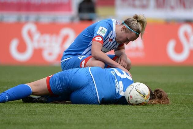 v.li.: Kristin Demann (Hoffenheim, 4) erkundigt sich bei Fabienne Dongus (Hoffenheim, 33) nach ihrem Befinden, mit Schmerzen nach einem Foul, racked with pain , Fussball, Allianz Frauen-Bundesliga, FC Bayern München - TSG 1899 Hoffenheim, xslx