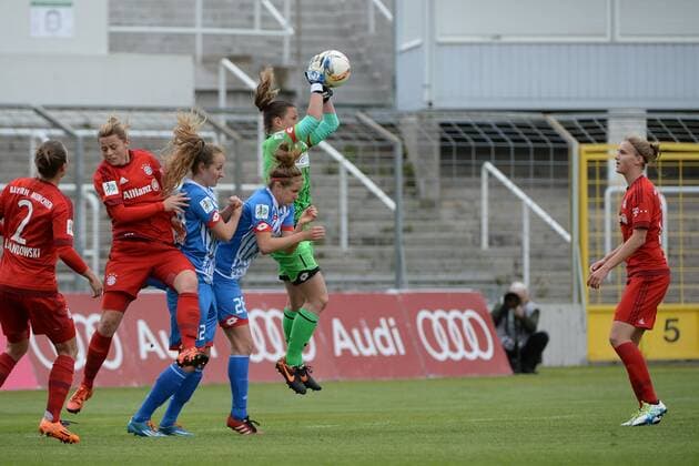v.li.: Gina Lewandowski (FC Bayern München, FCB, 2) Nora Holstad Berge (FC Bayern München, FCB, 15) Tamar Dongus (Hoffenheim, 32) Sophie Howard (Hoffenheim, 26) Martina Tufekovic (Torwart, Hoffenheim, 1) fängt den Ball Vivianne Miedema (FC Bayern München, FCB, 10) , Fussball, Allianz Frauen-Bundesliga, FC Bayern München - TSG 1899 Hoffenheim, xslx