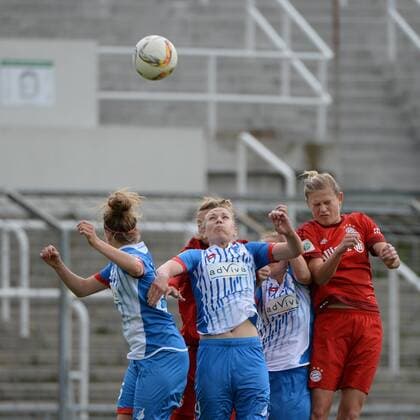 v.li.: Kopfballduell zwischen Sophie Howard (Hoffenheim, 26) Nora Holstad Berge (FC Bayern München, FCB, 15) Kristin Demann (Hoffenheim, 4) Tamar Dongus (Hoffenheim, 32) Carina Wenninger (FC Bayern München, FCB, 19) , Fussball, Allianz Frauen-Bundesliga, FC Bayern München - TSG 1899 Hoffenheim, xslx