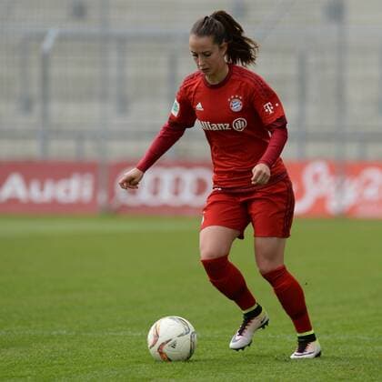 v.li.: Sara Ilonka Däbritz (Sara Daebritz, FC Bayern München, FCB, 33) Freisteller, Einzelbild, Aktion, Action , Fussball, Allianz Frauen-Bundesliga, FC Bayern München - TSG 1899 Hoffenheim, xslx