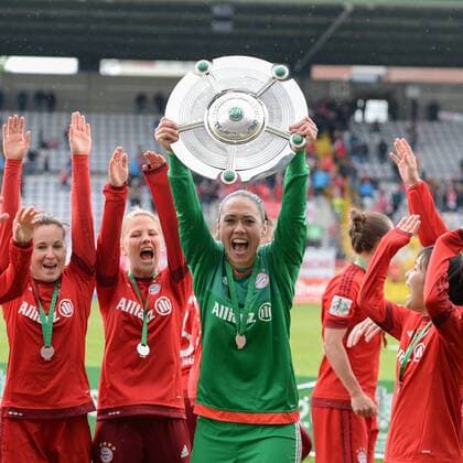 v.li.: Manuela Zinsberger (Torwart, Torfrau, FC Bayern München, FCB, 31) hebt die Schale in die Luft, feiert mit ihren Mitspielerinen die Meisterschaft, Meister, Meisterschale, Meistertitel, Deutsche Meisterschaft, Deutsche Meisterinnen 2015 2016 , Fussball, Allianz Frauen-Bundesliga, FC Bayern München - TSG 1899 Hoffenheim, xslx