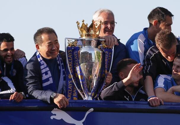 Fußball, Leicester City feiert die Meisterschaft mit seinen Fans 16 05 2016. London, United Kingdom. Leicester City victory parade. Leicester City s Claudio Ranieri (3R) and owner Vichai Srivaddhanaprabha (2L) celebrating victory with the Premier League s trophy during a parade in Leicester.  xDanielxLealxOlivasx xixImagesx IIM-12670-0029