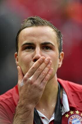 14.05.2016, Fussball 1.Bundesliga 2015 2016, 34.Spieltag, FC Bayern München - Hannover 96, in der Allianz-Arena München. Deutscher Meister Bayern feiert den Titel. Mario Götze (FC Bayern München) nachdenklich. 