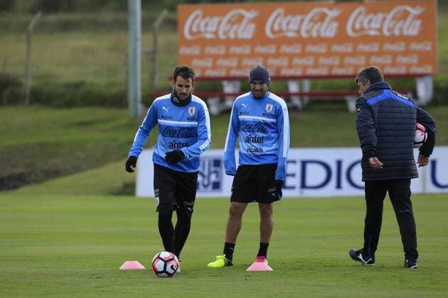Uruguayan national soccer team players Christian Stuani (L) and Alvaro Gonzalez (C) participate in a training session in Montevideo, Uruguay, 16 May 2016. The team started its preparation for Copa America with six players. EFE Raul Martinez URUGUAY STARTS TRAINING FOR THE COPA AMERICA WITH SIX PLAYERS !ACHTUNG: NUR REDAKTIONELLE NUTZUNG!  MON003 20160516-635990398000861128