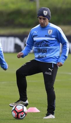 Uruguayan national soccer team player Matias Corujo participates in a training session in Montevideo, Uruguay, 16 May 2016. The team started its preparation for Copa America with six players. EFE Raul Martinez URUGUAY STARTS TRAINING FOR THE COPA AMERICA WITH SIX PLAYERS !ACHTUNG: NUR REDAKTIONELLE NUTZUNG!  MON005 20160516-635990398685986776