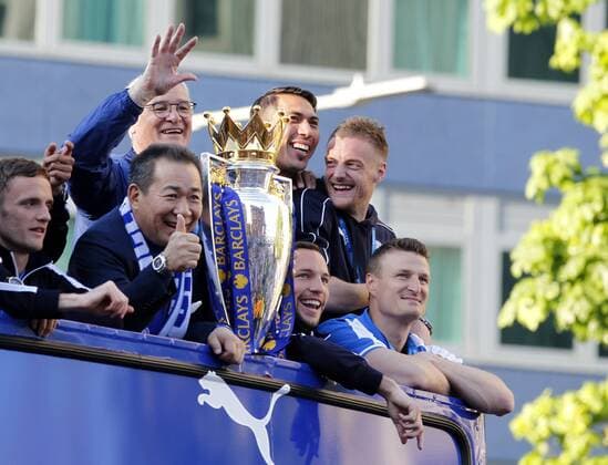 Bilder des Tages - SPORT Fußball, Leicester City feiert die Meisterschaft mit seinen Fans (160517) -- LEICESTER, May 16, 2016 -- Leicester City FC chairman Vichai Srivaddhanaprabha (2nd L), manager Claudio Ranieri (L, Above) of Leicester City and players greet fans during the Leicester City s Barclays Premier League victory bus parade in Leicester, England, on May 16, 2016. ) (SP)BRITAIN-LEICESTER-SOCCER-PREMIER LEAGUE-LEICESTER CITY FC PARADE HanxYan 