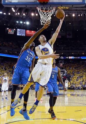 Golden State Warriors Klay Thompson (11) puts up a reverse lay up against Oklahoma City Thunder Kevin Durant (35) in the second period of game 1 of the NBA Basketball Herren USA Western Conference Finals at Oracle Arena in Oakland, California on May 16, 2016. Pool photo by Thearon W. Henderson UPI  SFP2016051619 THEARONxW.xHENDERSON