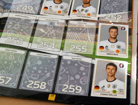17.05.2016, Panini-Sammelalbum zur Fussball EM-2016 in Frankreich. Vater aus Rammingen (Bayern) klebt begeistert mit seinem Sohn die Klebebildchen ins Panini-Sammelheft. (Modelreleased!) Thomas Müller (Deutschland)., Marco Reus (Deutschland), 