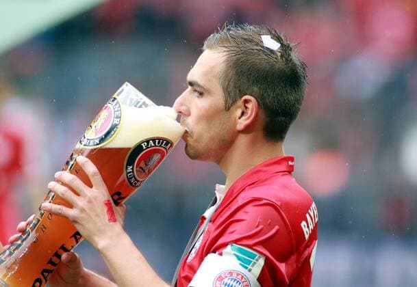 Übergabe der Meisterschale und Bierdusche. Philipp Lahm Fussball Allianz Arena München FC Bayern München - Hannover 96 14.05.2016