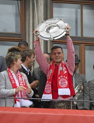 15.05.2016, Fussball 1.Bundesliga 2015 2016, FC Bayern München feiert die 26.Deutsche Meisterschaft am Rathausbalkon in München. FC Bayern Frauenfussball Meister, Trainer Frauenfussball Thomas Wörle (Bayern München) stemmt stolz die Schale. 