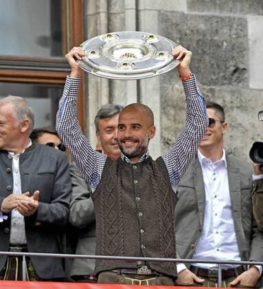 15.05.2016, Fussball 1.Bundesliga 2015 2016, FC Bayern München feiert die 26.Deutsche Meisterschaft am Rathausbalkon in München. Trainer Pep Guardiola (FC Bayern München) stemmt stolz die Meisterschale. re: Robert Lewandowski (FC Bayern München). 