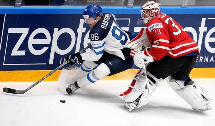 Eishockey, WM, Finnland - Kanada Finland s Mikko Rantanen (L) and Canada s goalie Cam Talbot in their 2016 IIHF World Championship WM Weltmeisterschaft Preliminary Round Group B Ice hockey Eishockey match at Yubileyny Sports Palace in St. Petersburg, Russia, May 17, 2016. Alexander Demianchuk TASS  TS02373C