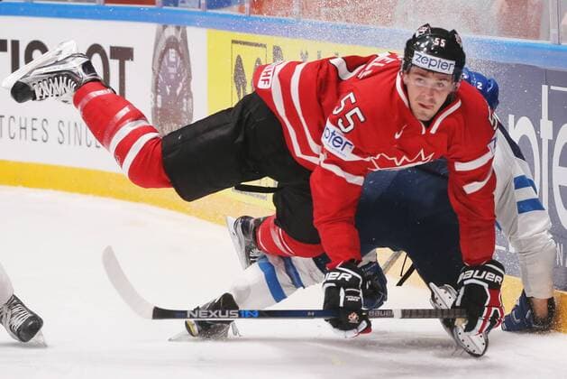 Eishockey, WM, Finnland - Kanada Canada s Mark Scheifele (L) and Finland s Ville Pokka in their 2016 IIHF World Championship WM Weltmeisterschaft Preliminary Round Group B Ice hockey Eishockey match at Yubileyny Sports Palace in St. Petersburg, Russia, May 17, 2016. Sergei Savostyanov TASS  TS02373D