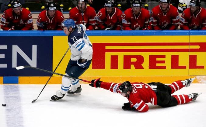 Eishockey, WM, Finnland - Kanada Finland s Leo Komarov (L) and Canada s Matt Duchene in action in their 2016 IIHF World Championship WM Weltmeisterschaft Preliminary Round Group B Ice hockey Eishockey match at Yubileyny Sports Palace in St. Petersburg, Russia, May 17, 2016. The Finnish team won the game 4:0. Alexander Demianchuk TASS  TS023765