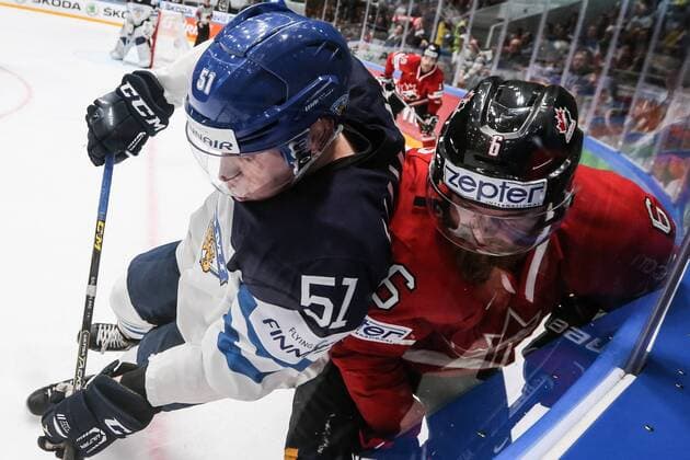 Eishockey, WM, Finnland - Kanada Finland s Tomi Sallinen (L) and Canada s Ryan Ellis in their 2016 IIHF World Championship WM Weltmeisterschaft Preliminary Round Group B Ice hockey Eishockey match at Yubileyny Sports Palace in St. Petersburg, Russia, May 17, 2016. The Finnish team won the game 4:0. Sergei Savostyanov TASS  TS023769