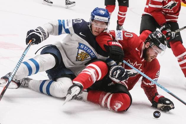 Eishockey, WM, Finnland - Kanada Finland s Sebastian Aho (L) and Canada s Ryan O Reilly in their 2016 IIHF World Championship WM Weltmeisterschaft Preliminary Round Group B Ice hockey Eishockey match at Yubileyny Sports Palace in St. Petersburg, Russia, May 17, 2016. The Finnish team won the game 4:0. Sergei Savostyanov TASS  TS02377B