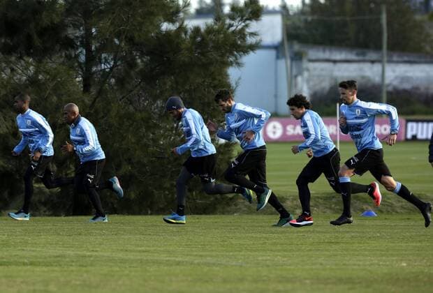 (L-R) Uruguayan national soccer team players Diego Rolan, Egidio Arevalo Rios, Alvaro Gonzalez, Christian Stuani, Mathias Corujo and Gaston Ramirez take part in a training session at the Celeste Complex in Montevideo, Uruguay, 17 May 2016. URUGUAYAN NATIONAL SOCCER TEAM TRAINING SESSION !ACHTUNG: NUR REDAKTIONELLE NUTZUNG!  MON001 20160517-635991258827185622