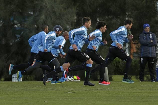 (L-R) Uruguayan national soccer team players Diego Rolan, Egidio Arevalo Rios, Alvaro Gonzalez, Christian Stuani, Mathias Corujo and Gaston Ramirez take part in a training session at the Celeste Complex in Montevideo, Uruguay, 17 May 2016. URUGUAYAN NATIONAL SOCCER TEAM TRAINING SESSION !ACHTUNG: NUR REDAKTIONELLE NUTZUNG!  MON002 20160517-635991258847621622