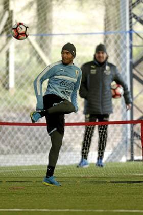 Uruguayan national soccer team player Alvaro Gonzalez participates in a training session at the Celeste Complex in Montevideo, Uruguay, 17 May 2016. URUGUAYAN NATIONAL SOCCER TEAM TRAINING SESSION !ACHTUNG: NUR REDAKTIONELLE NUTZUNG!  MON003 20160517-635991259483009622