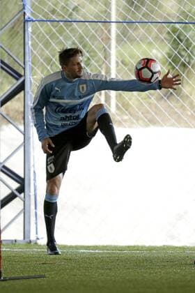 Uruguayan national soccer team player Gaston Ramirez participates in a training session at the Celeste Complex in Montevideo, Uruguay, 17 May 2016. URUGUAYAN NATIONAL SOCCER TEAM TRAINING SESSION !ACHTUNG: NUR REDAKTIONELLE NUTZUNG!  MON004 20160517-635991262767067519