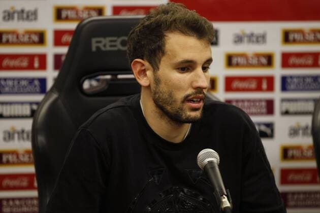 Uruguayan national soccer team player Christian Stuani delivers a presser at the Celeste Complex in Montevideo, Uruguay, 17 May 2016. URUGUAYAN NATIONAL SOCCER TEAM TRAINING SESSION !ACHTUNG: NUR REDAKTIONELLE NUTZUNG!  MON006 20160517-635991262804661832