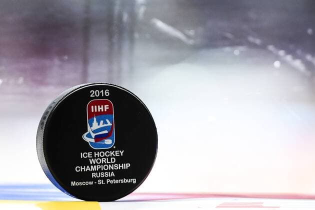 160519 Officiell matchpuck inför kvartsfinalen i Ishockey-VM mellan Kanada och Sverige den 19 maj 2016 i St Petersburg.  Copyright: LUDVIGxTHUNMAN BB160519LT048