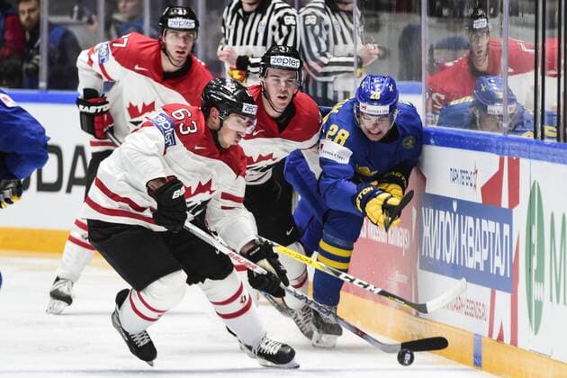 160519 Kanadas Sam Reinhart mot Sveriges Johan Sundström under kvartsfinalen i Ishockey-VM mellan Kanada och Sverige den 19 maj 2016 i St Petersburg.  Copyright: LUDVIGxTHUNMAN BB160519LT049