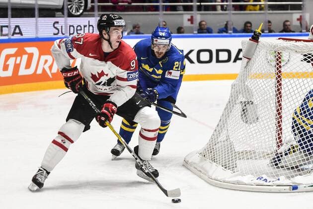160519 Kanadas Connor McDavid och Sveriges Jimmie Ericsson under kvartsfinalen i Ishockey-VM mellan Kanada och Sverige den 19 maj 2016 i St Petersburg.  Copyright: LUDVIGxTHUNMAN BB160519LT056