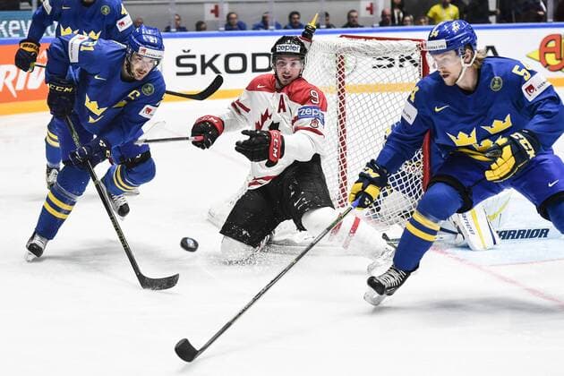 160519 Sveriges Jimmie Ericsson och Anton Lindholm mot Kanadas Matt Duchene under kvartsfinalen i Ishockey-VM mellan Kanada och Sverige den 19 maj 2016 i St Petersburg.  Copyright: LUDVIGxTHUNMAN BB160519LT057