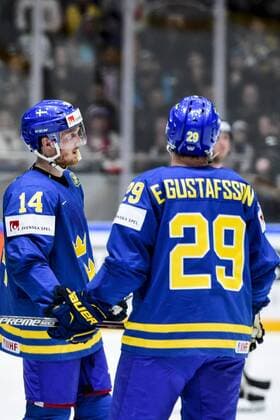 160519 Sveriges Gustav Nyquist och Erik Gustafsson deppar efter att Kanada gjort 1-0 under kvartsfinalen i Ishockey-VM mellan Kanada och Sverige den 19 maj 2016 i St Petersburg.  Copyright: LUDVIGxTHUNMAN BB160519LT062