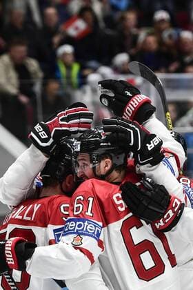 160519 Kanadas Connor McDavid och Mark Stone jublar med Mark Scheifele efter 1-0 malet under kvartsfinalen i Ishockey-VM mellan Kanada och Sverige den 19 maj 2016 i St Petersburg.  Copyright: LUDVIGxTHUNMAN BB160519LT069