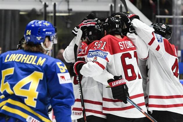 160519 Sveriges Anton Lindholm deppar när Kanadas spelare firar 1-0 malet genom Mark Scheifele under kvartsfinalen i Ishockey-VM mellan Kanada och Sverige den 19 maj 2016 i St Petersburg.  Copyright: LUDVIGxTHUNMAN BB160519LT070