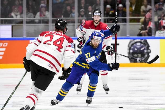 160519 Sveriges Martin Lundberg laddar för skott under kvartsfinalen i Ishockey-VM mellan Kanada och Sverige den 19 maj 2016 i St Petersburg.  Copyright: LUDVIGxTHUNMAN BB160519LT071