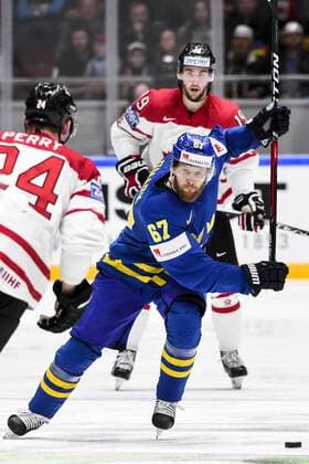 160519 Sveriges Martin Lundberg laddar för skott under kvartsfinalen i Ishockey-VM mellan Kanada och Sverige den 19 maj 2016 i St Petersburg.  Copyright: LUDVIGxTHUNMAN BB160519LT072