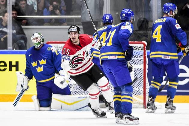 160519 Kanadas Mark Scheifele jublar efter att Matt Dumba (ej i bild) gjort 2-0 och Sveriges spelare deppar under kvartsfinalen i Ishockey-VM mellan Kanada och Sverige den 19 maj 2016 i St Petersburg.  Copyright: LUDVIGxTHUNMAN BB160519LT073